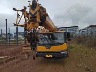 XCMG Truck cranes with a maximum lifting capacity of 25 tons are sold grúa móvil